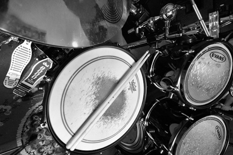 play_Ilja-drums_illu Ilja Albrecht Drumset Studio